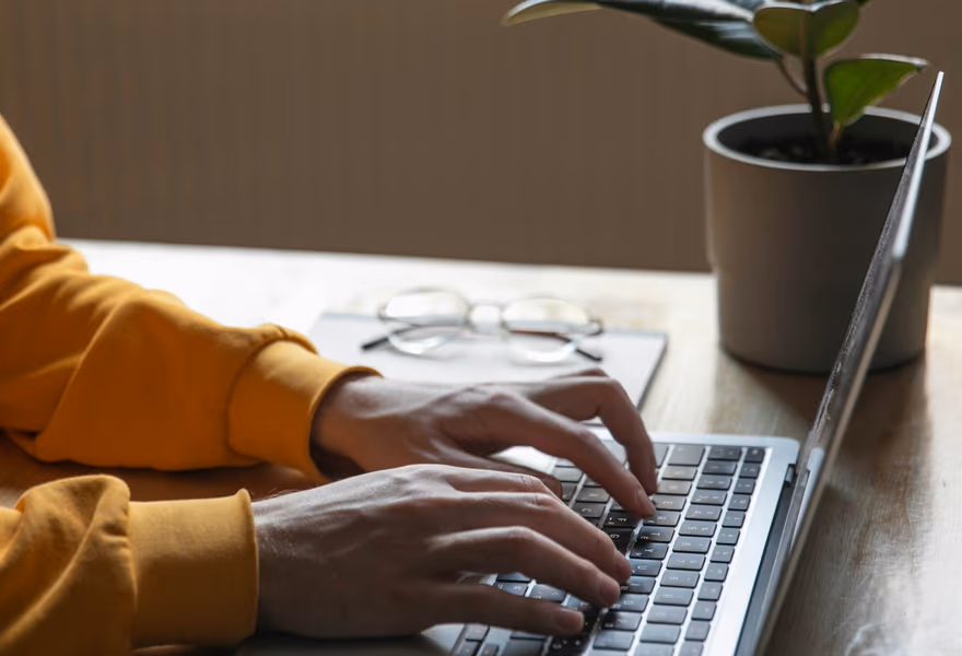 Victime préparant son dossier sur un ordinateur portable